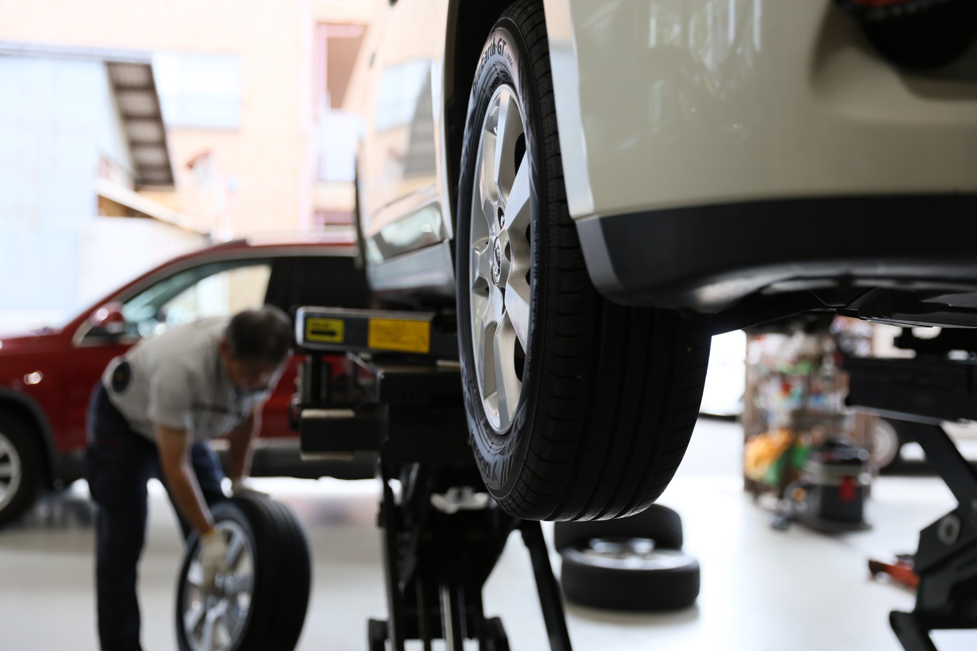 リフトを使ったタイヤ取り付け作業