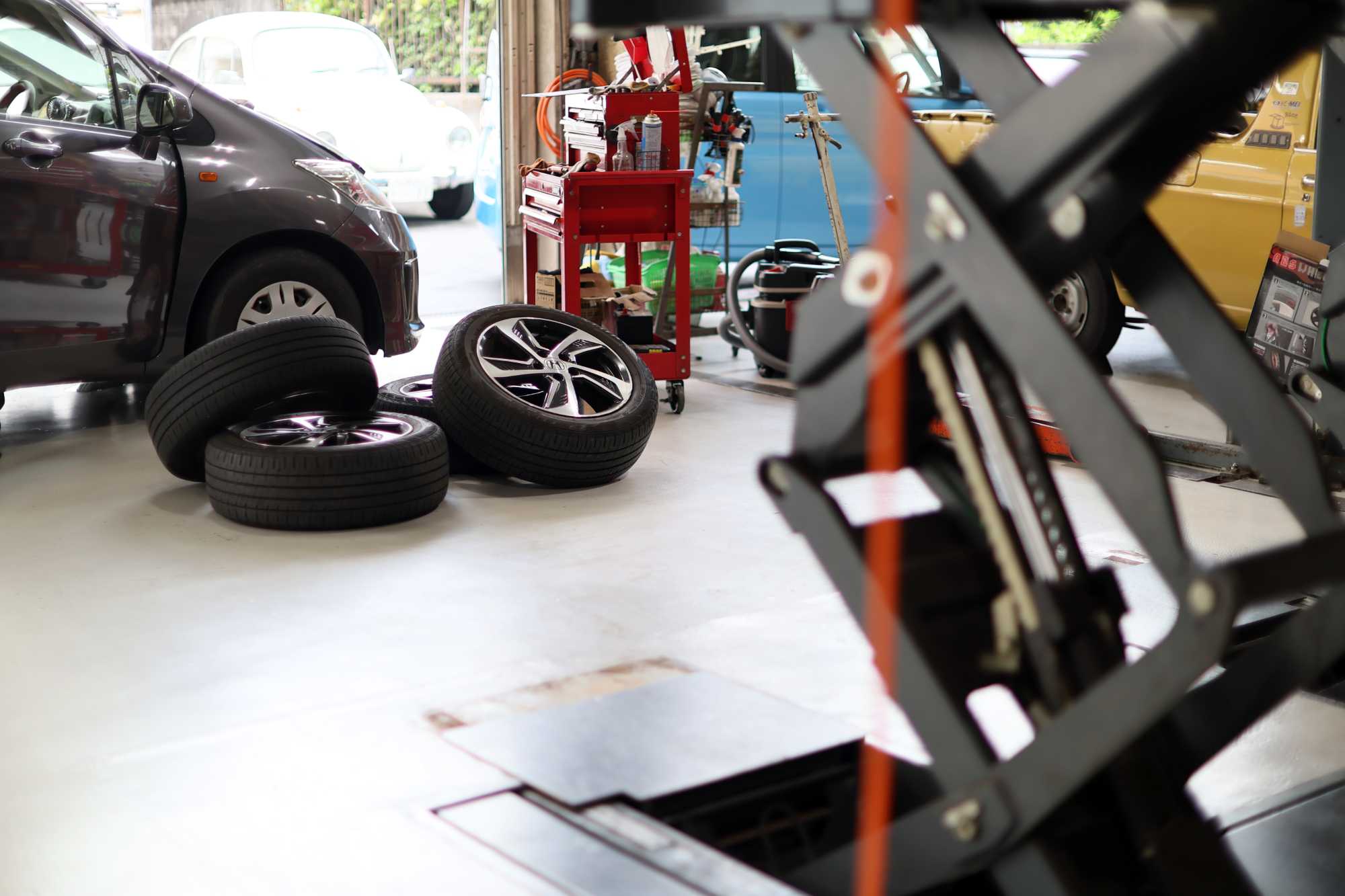 整備工場での車両修理風景