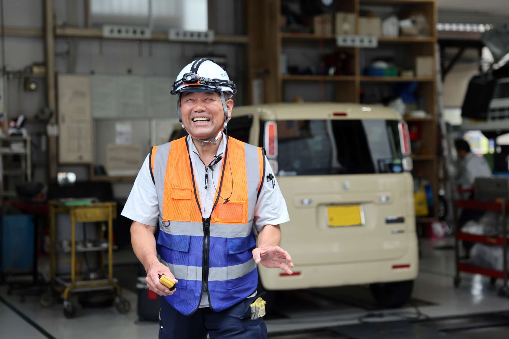 安全ヘルメットを被った、笑顔の工場作業員