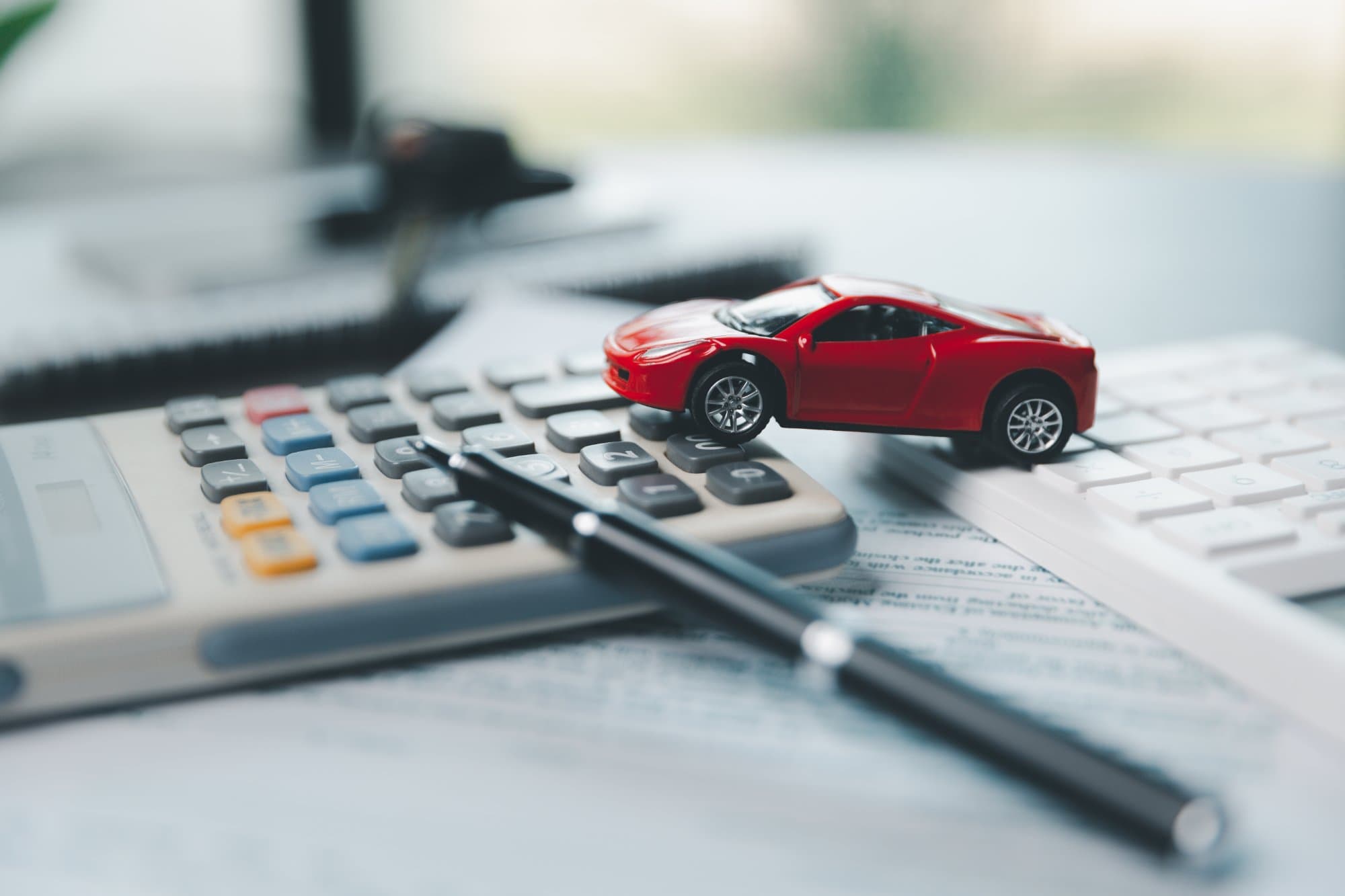 計算機とミニカーとペン