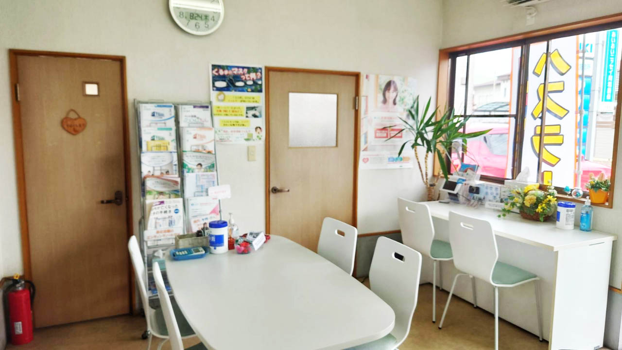 白い椅子とテーブルがある明るいオフィス待合室