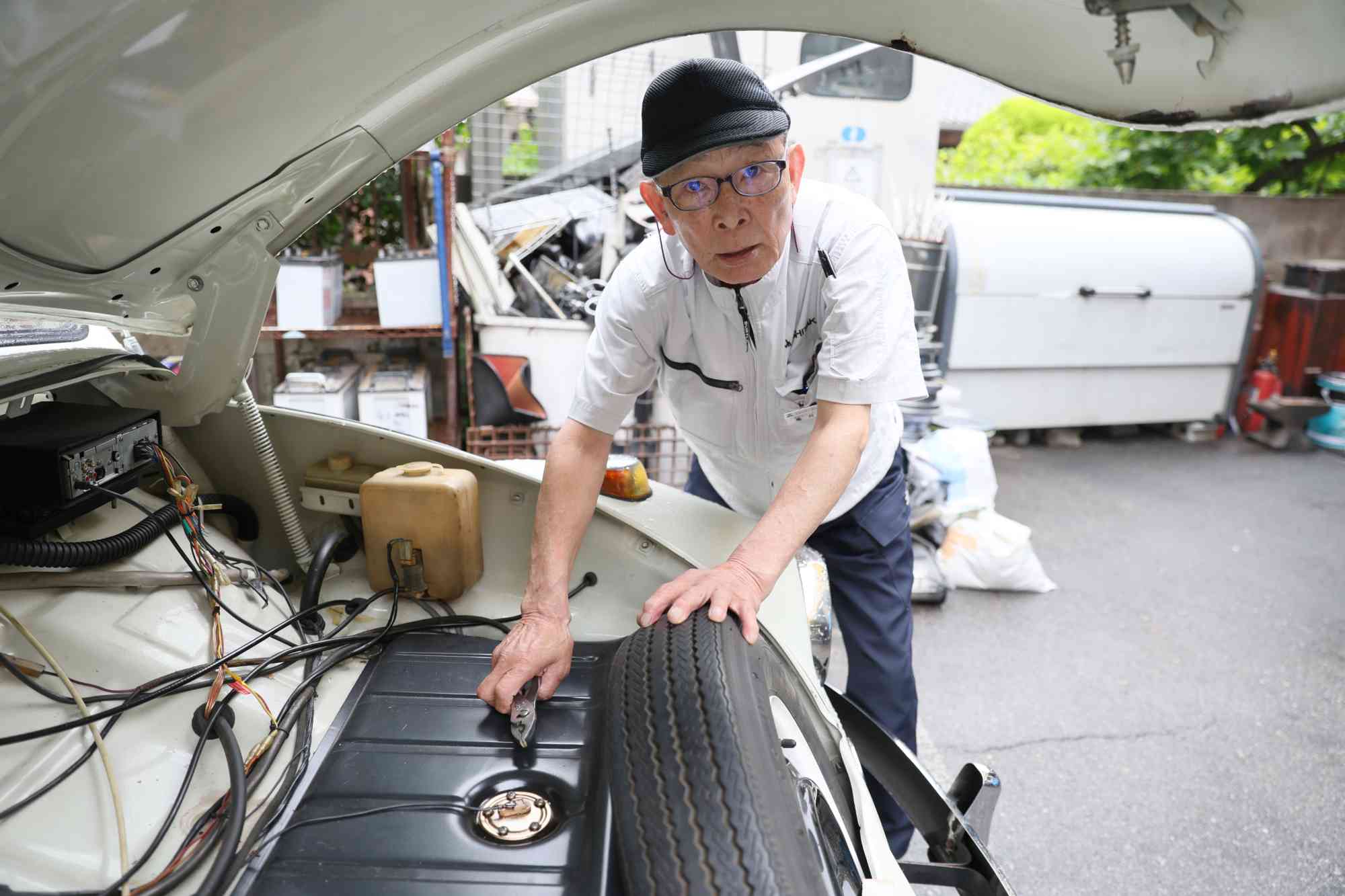 クラシックカーを整備する熟練整備士