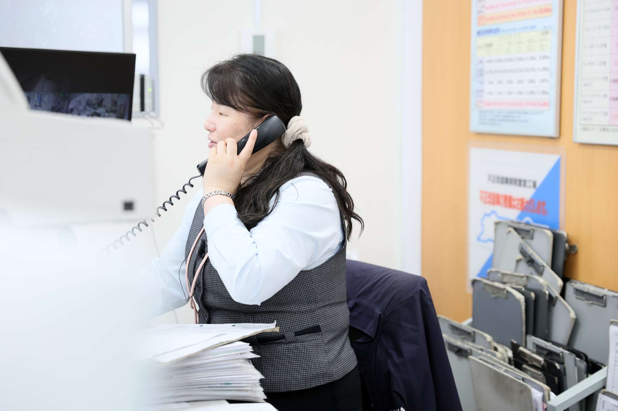 オフィスで電話対応をする女性社員