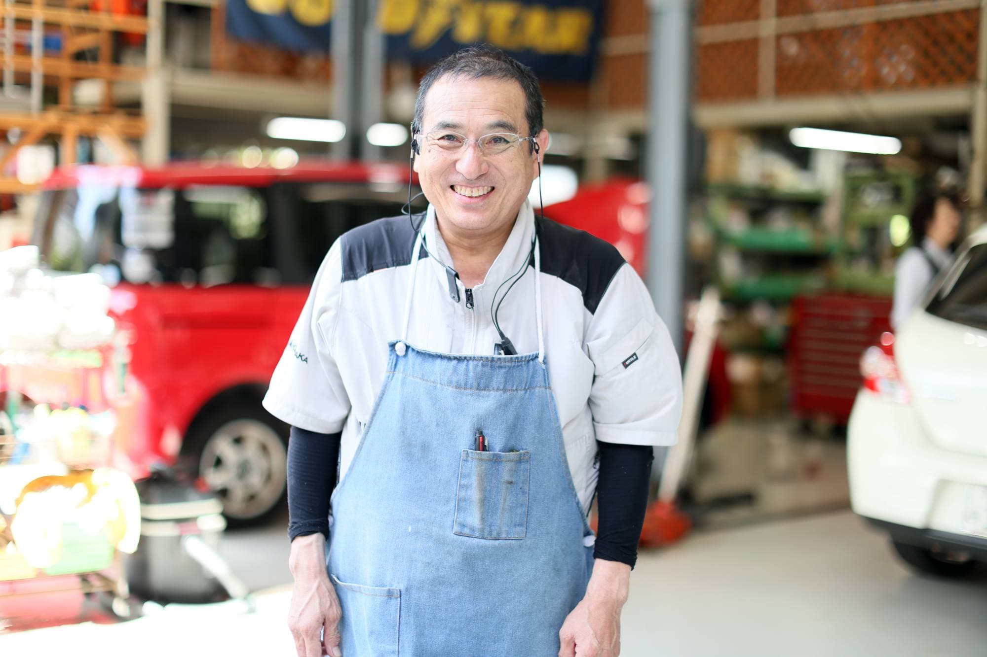 整備工場でほほ笑む整備士