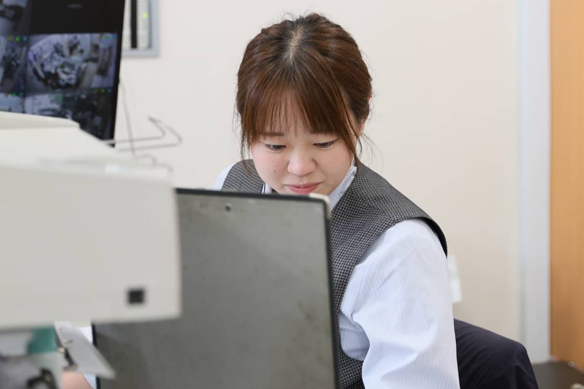 オフィスでノートパソコンを使って働いている女性