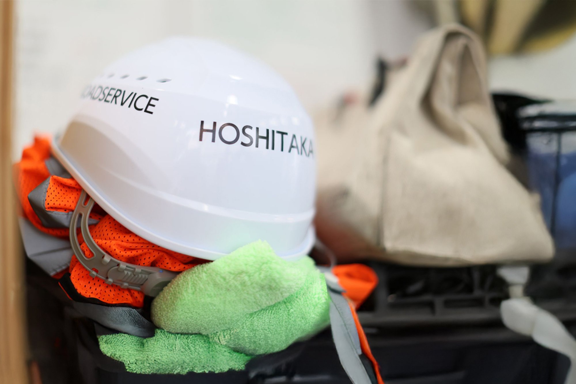 建設現場の安全ヘルメットと作業用品