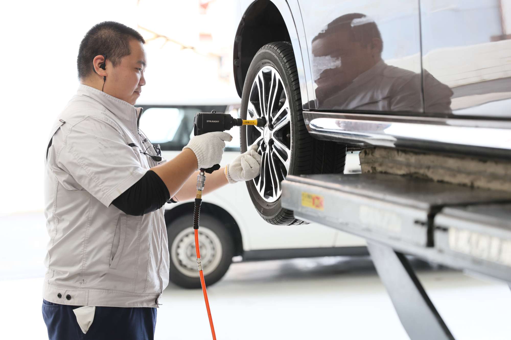 整備士がタイヤ交換作業をしている様子