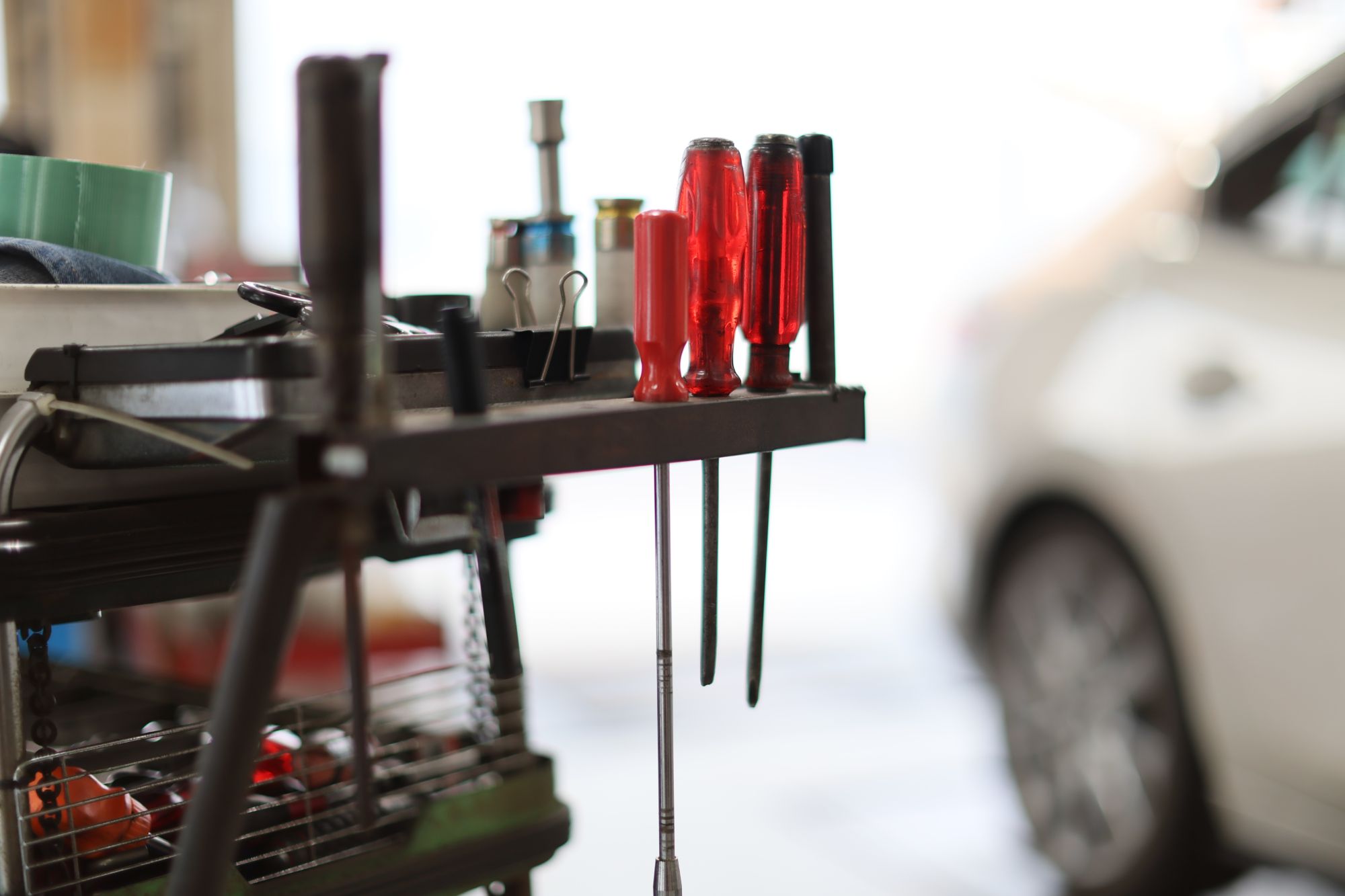 工具台に整理された赤いドライバーセット