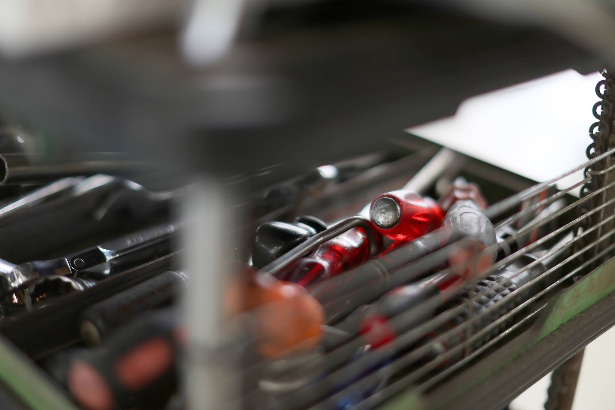 ワイヤーラックに入った工具セットのクローズアップ