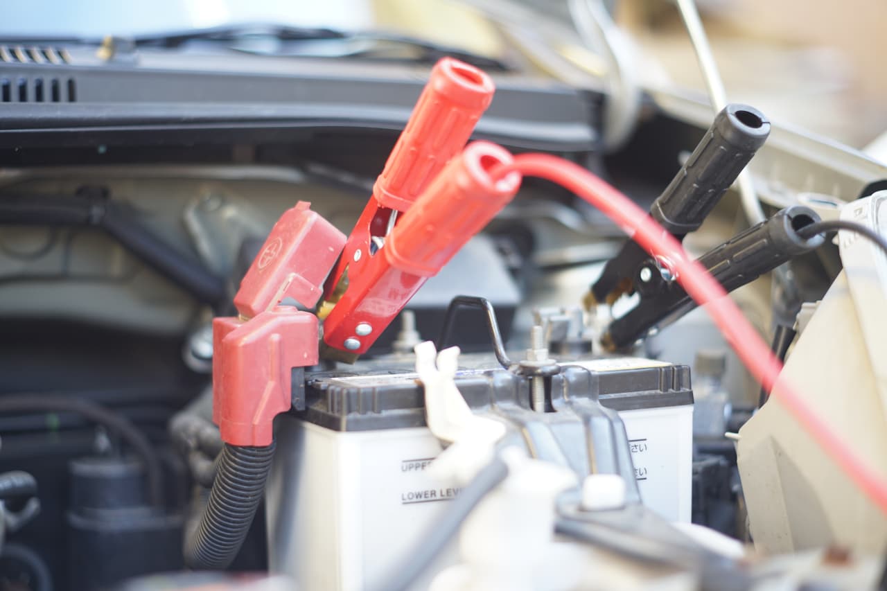 バッテリー充電とメンテナンスしている