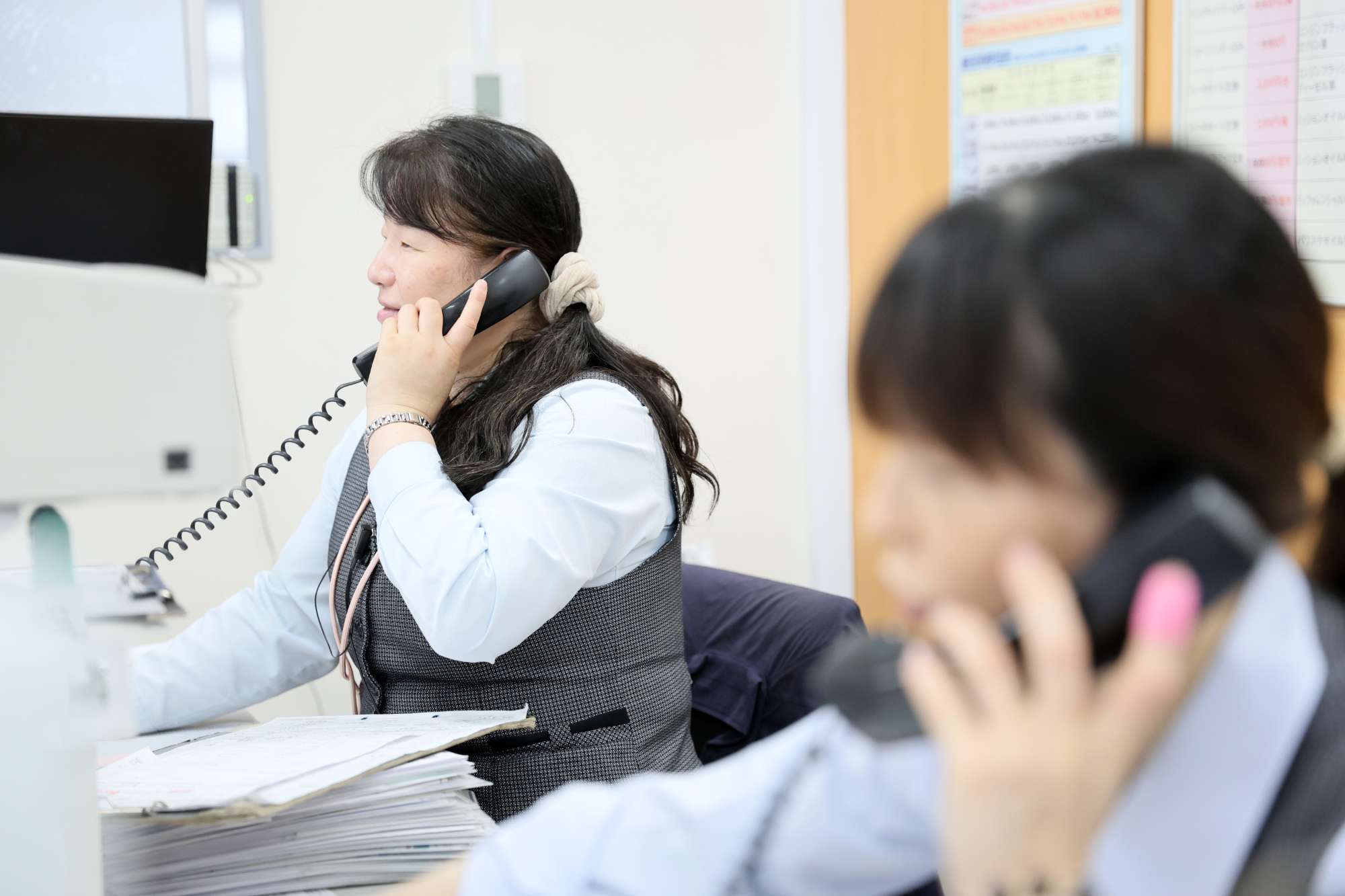 オフィスで電話対応をする女性社員