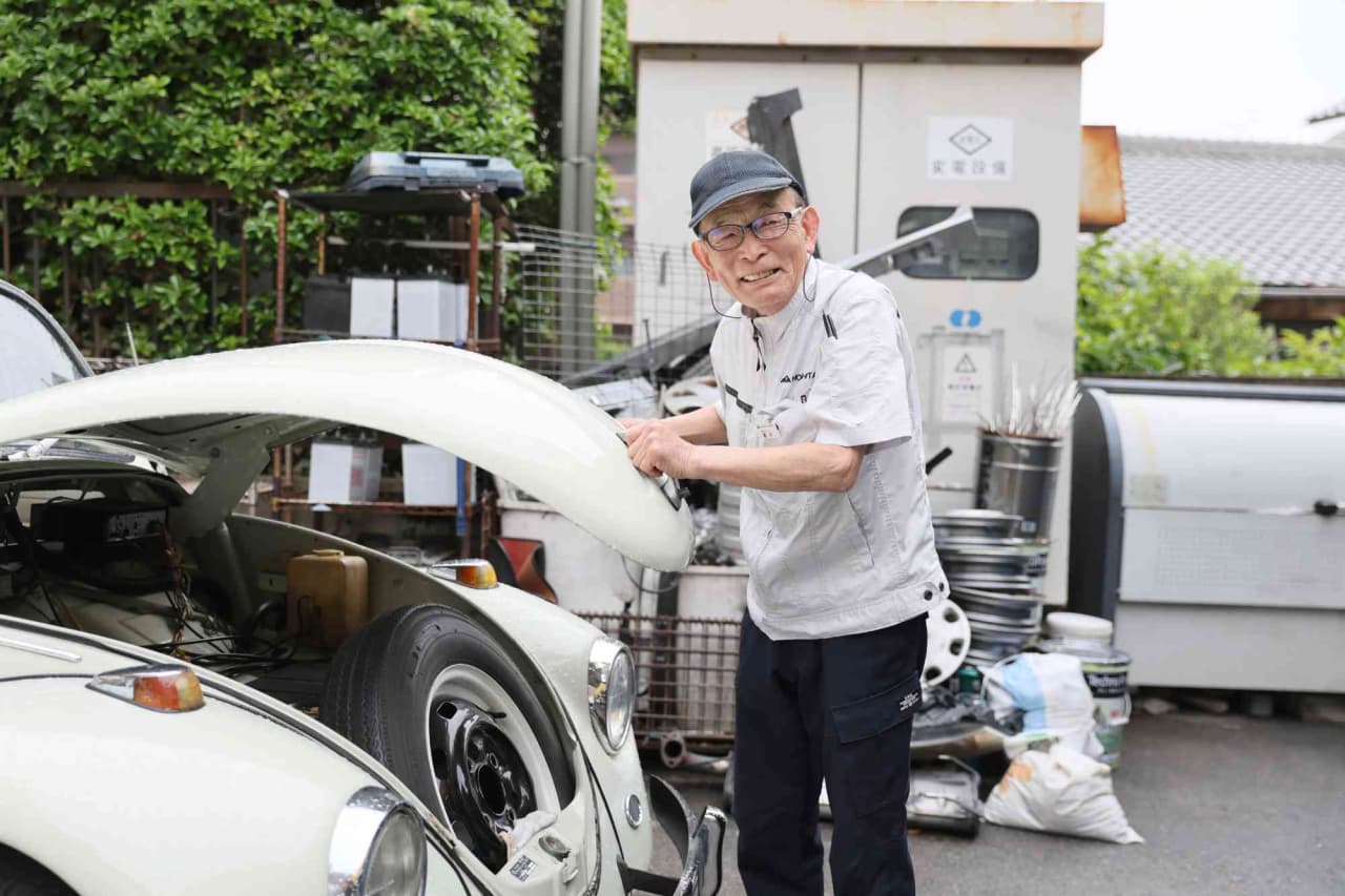 自動車修理工場でクラシックカーのメンテナンスをする経験豊富な整備士