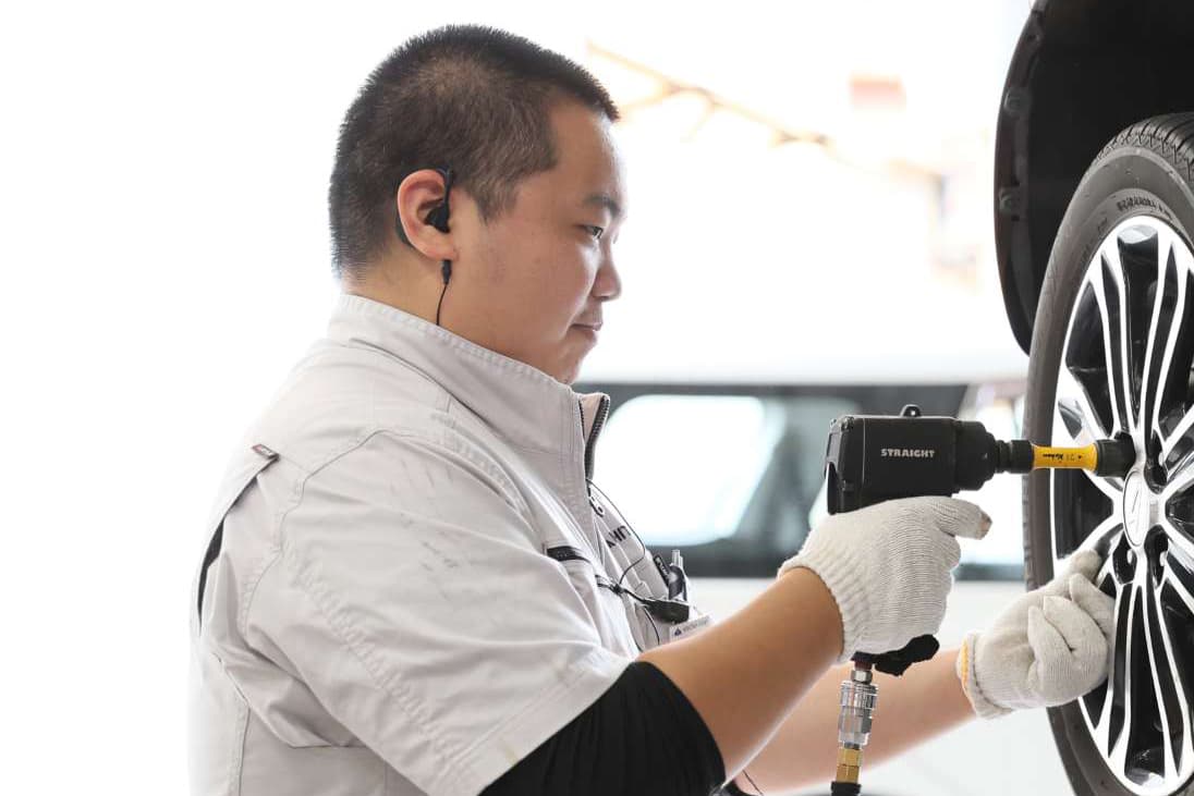 整備士がタイヤ交換作業をしている様子