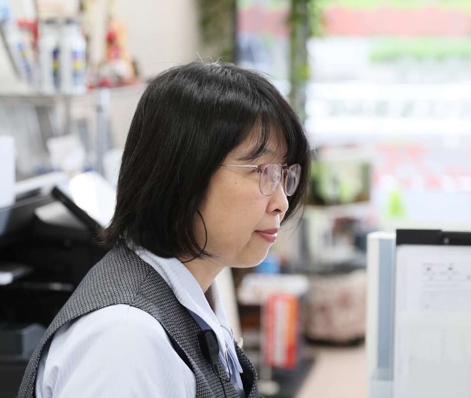 眼鏡をかけた仕事中の女性スタッフ