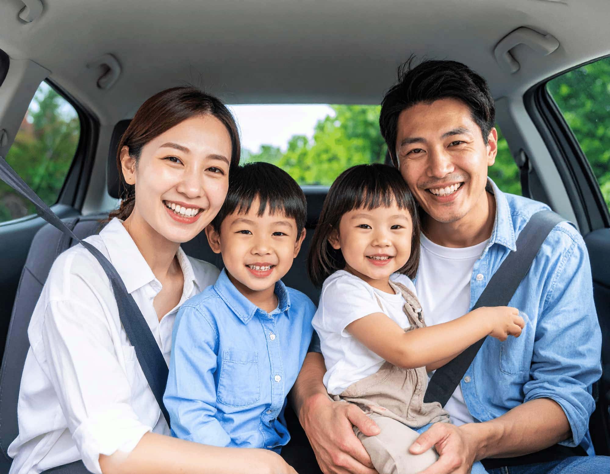 夫婦と男の子と女の子の幸せそうな家族4人の写真