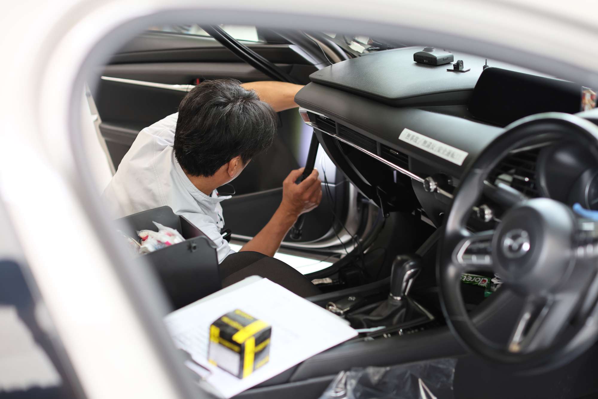 技術者が車内で点検作業をしている様子